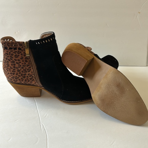 NWOT. CORKYS BOUTIQUE INDEX ANKLE BOOTIE. NEVER WORN. - Picture 4 of 7